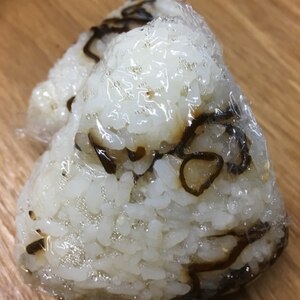 塩昆布とゴマのおにぎり